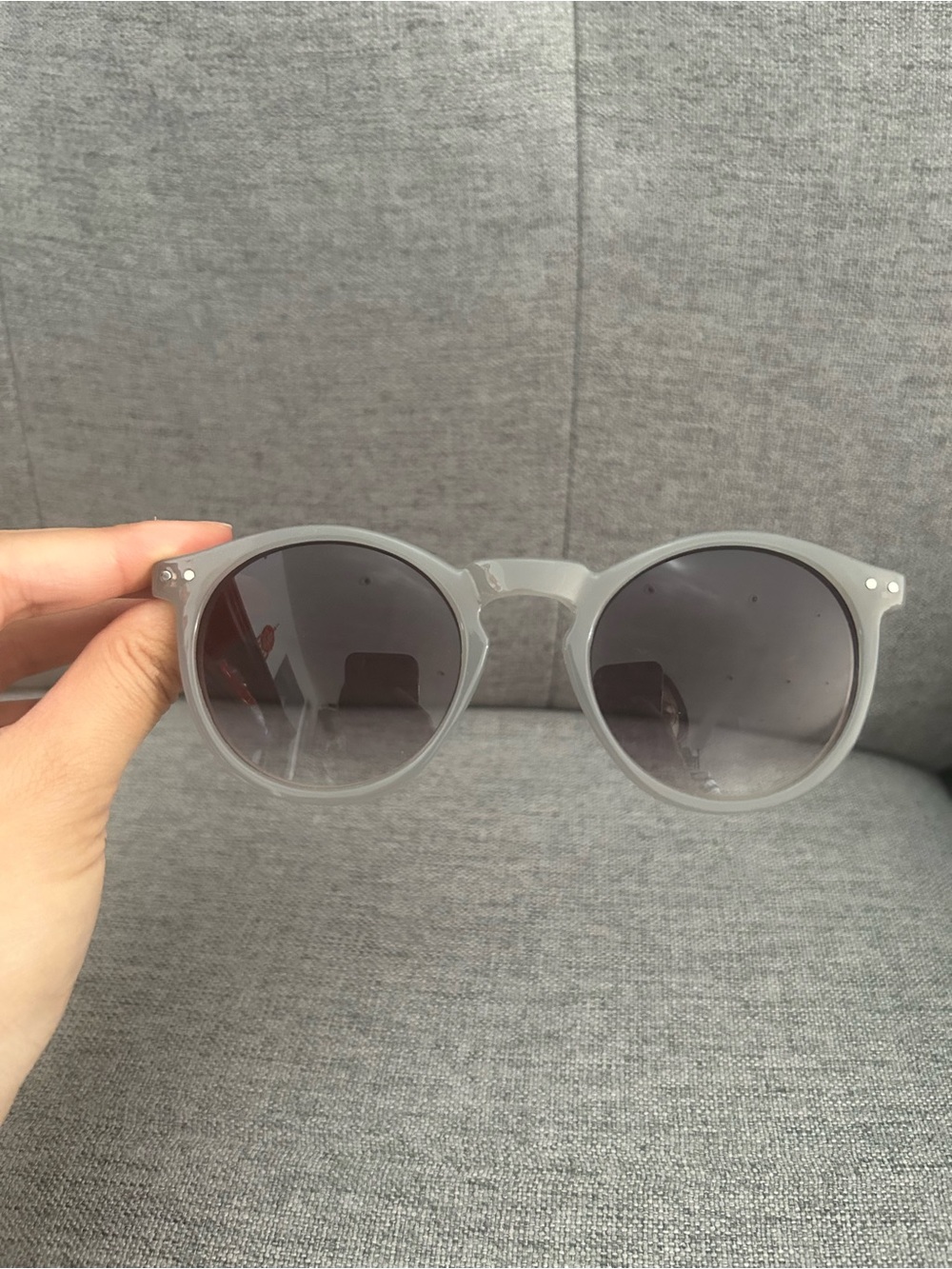 Round sunglasses in grey colour